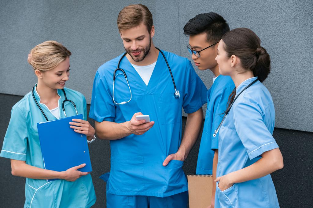 multiculturele medische studenten kijken naar smartphone aan de medische universiteit - Foto, afbeelding