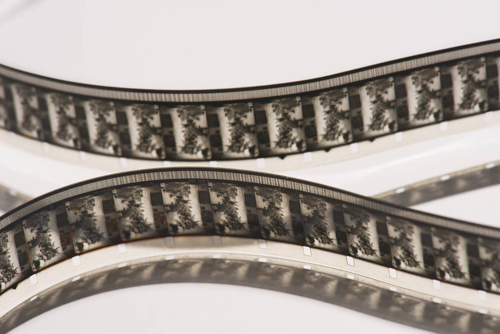 白い背景の上のレトロなフィルム ストリップ ビューをクローズ アップ - 写真・画像