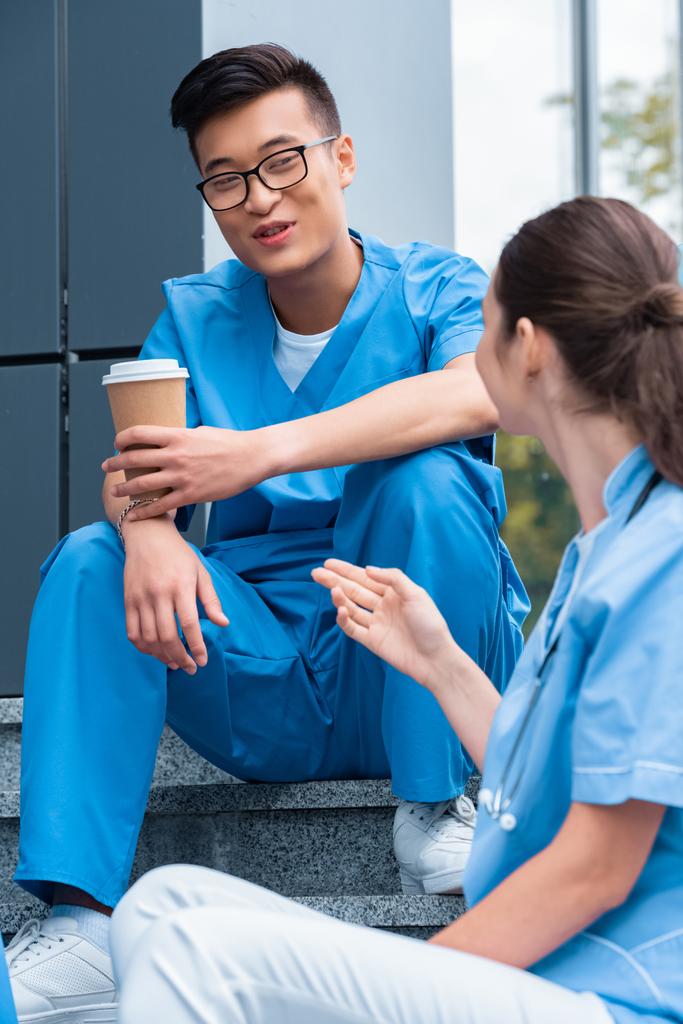 багатоетнічні студенти-медики розмовляють під час кавових перерв
 - Фото, зображення