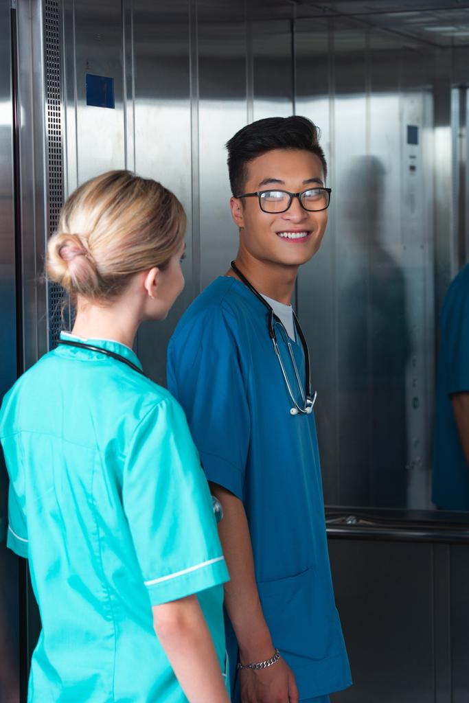 estudiantes de medicina multicultural que entran en ascensor en la universidad
 - Foto, imagen