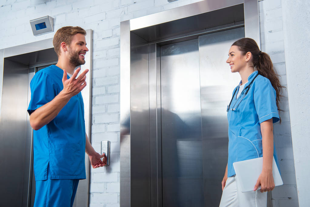 Studenti medicíny mluví při čekání výtah v univerzitě - Fotografie, Obrázek