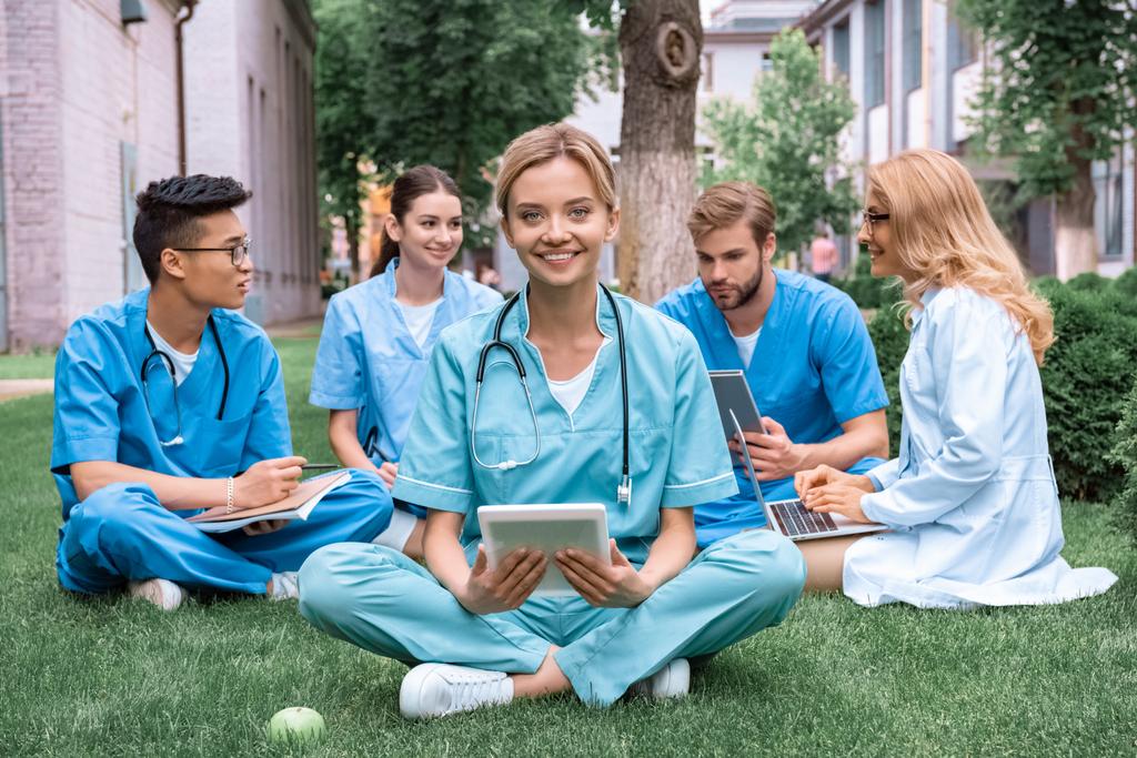 tanár és multikulturális tanuló szabadban modulokkal orvosi Egyetem - Fotó, kép