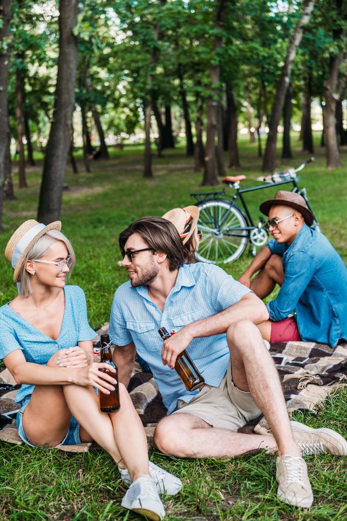 multiraciale vrienden met bier in zomer park rust - Foto, afbeelding