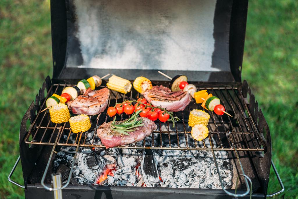 vue rapprochée de la cuisson de la viande et des légumes sur le gril courgettes
  - Photo, image