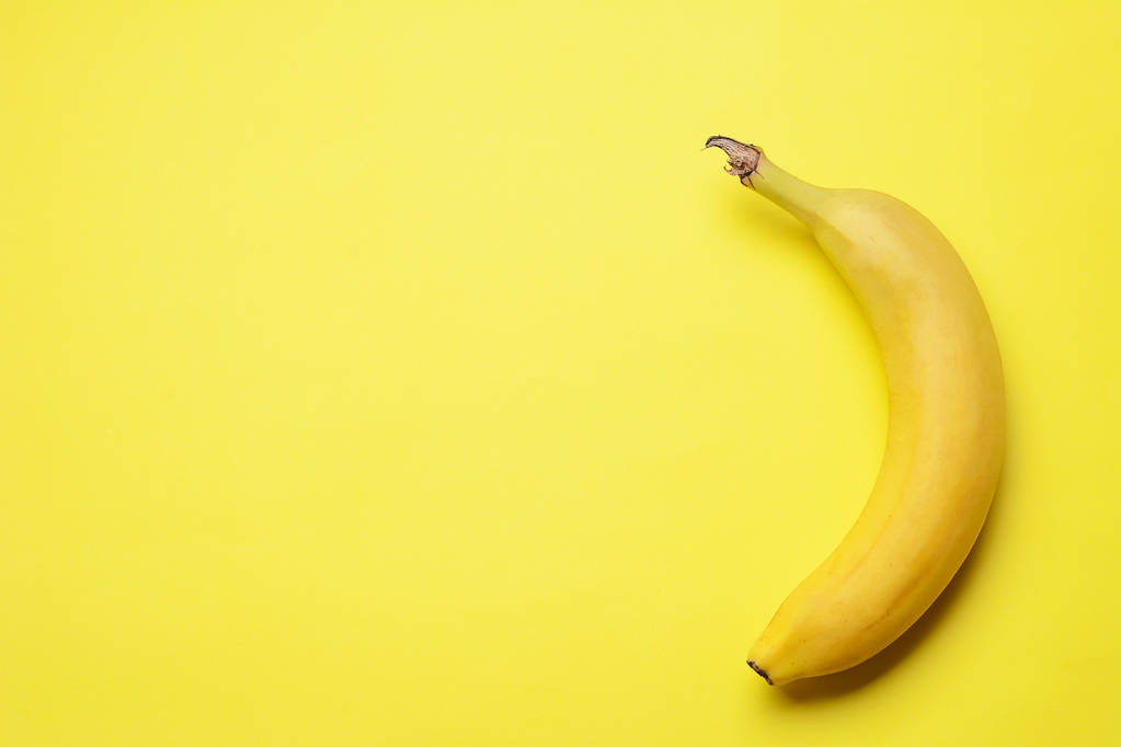 平面図です。黄色の背景にバナナの束。健康の概念 - 写真・画像