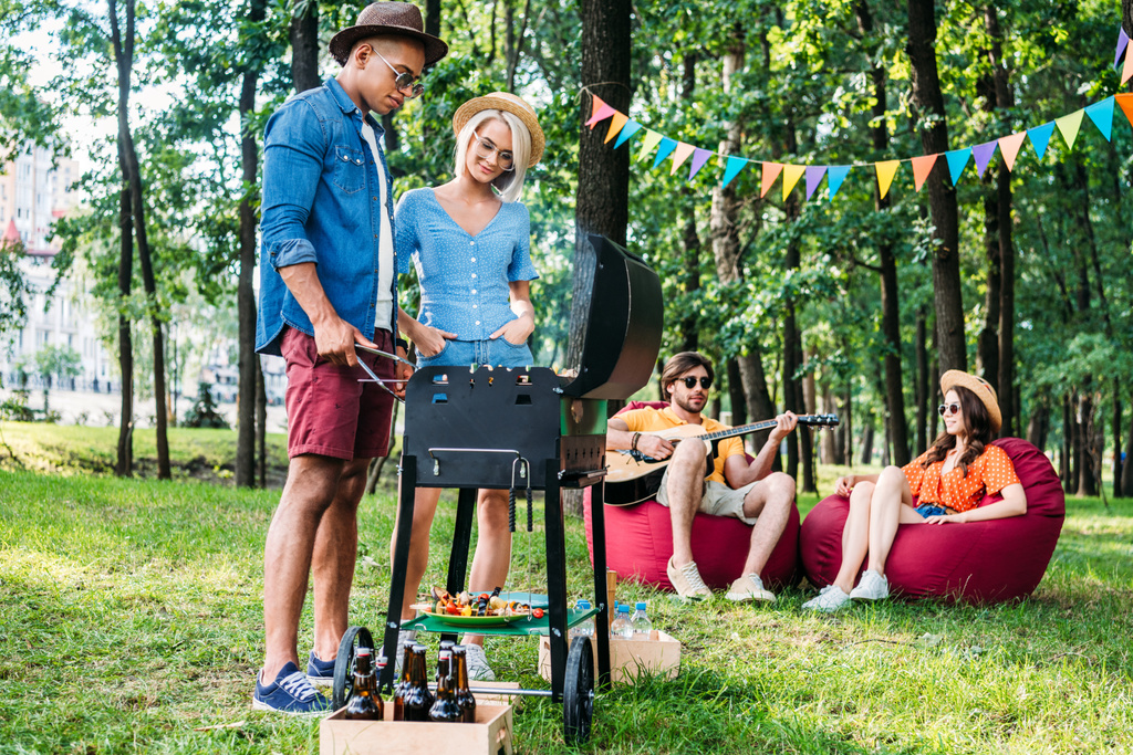 interrazziale giovani amici avendo barbecue in parco il giorno d'estate
 - Foto, immagini