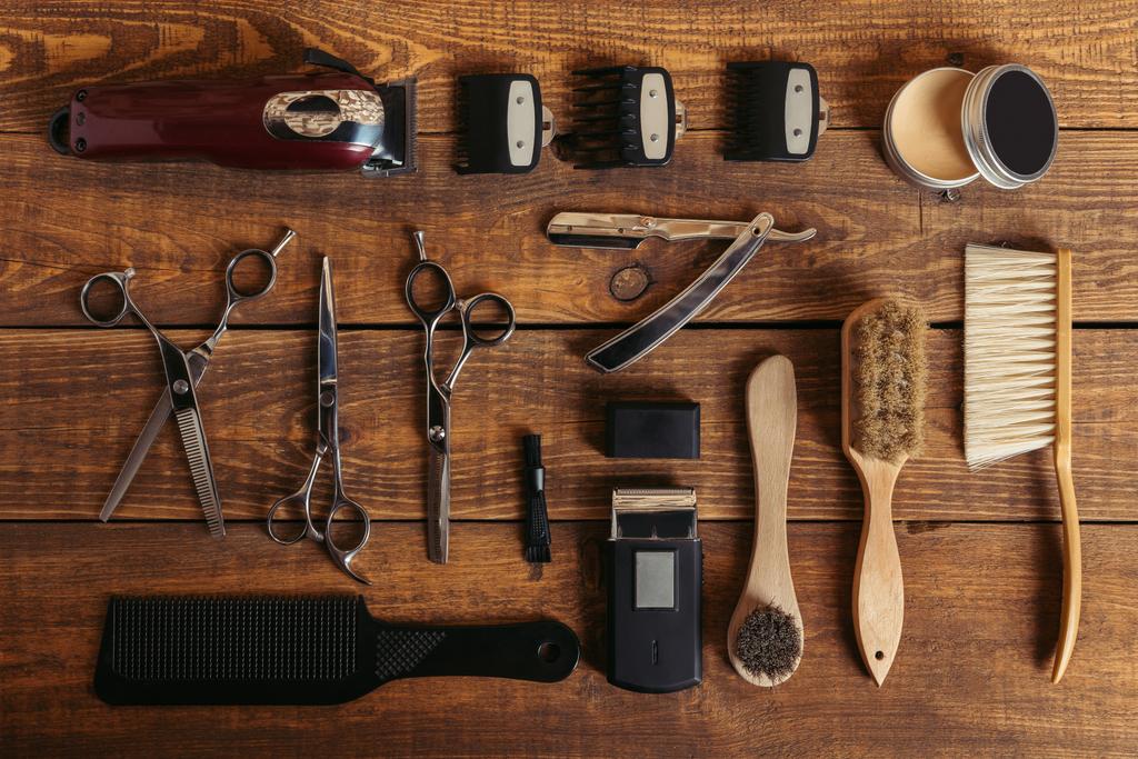 vista dall'alto di attrezzature professionali per parrucchieri su tavolo in legno in barbiere
 - Foto, immagini