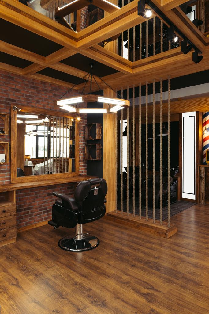 Modernes Interieur in leerem, stilvollem professionellen Friseurladen - Foto, Bild