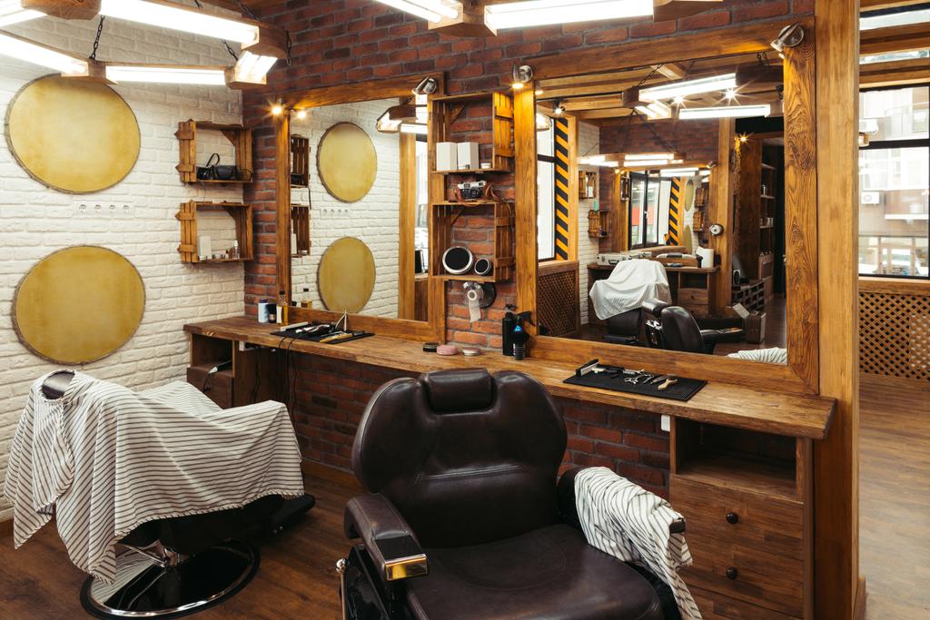 空の椅子とモダンな理髪店の鏡に反映されて - 写真・画像