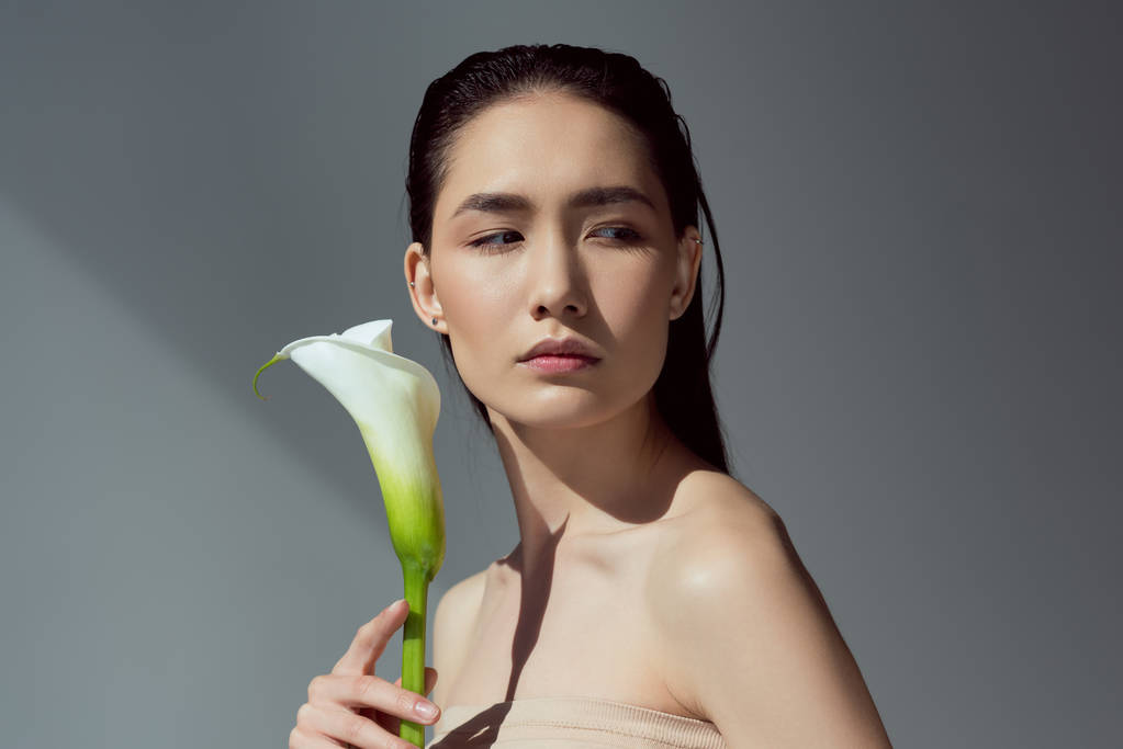 atractivo desnudo asiático chica con calla flor, aislado en gris
 - Foto, imagen