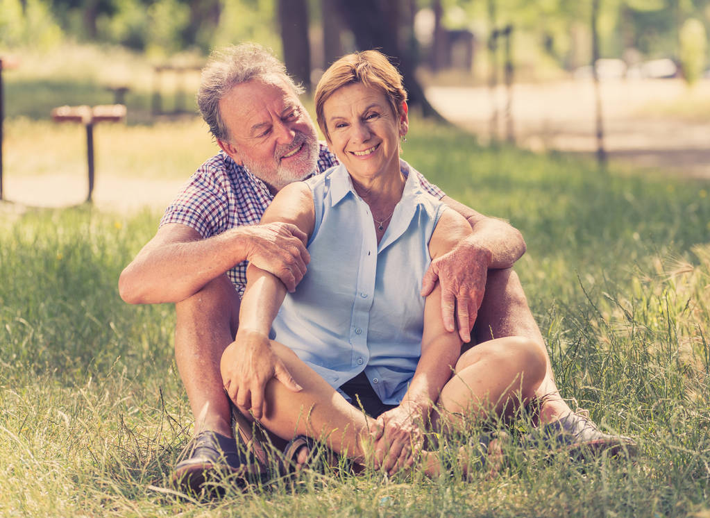 Felice sorridente coppia anziana innamorata rilassante, abbracciare e divertirsi nel parco
. - Foto, immagini
