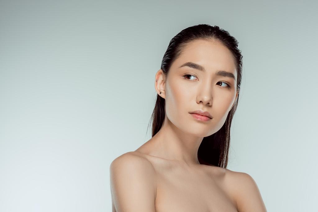 mooie Aziatische jonge vrouw, geïsoleerd op grijs - Foto, afbeelding