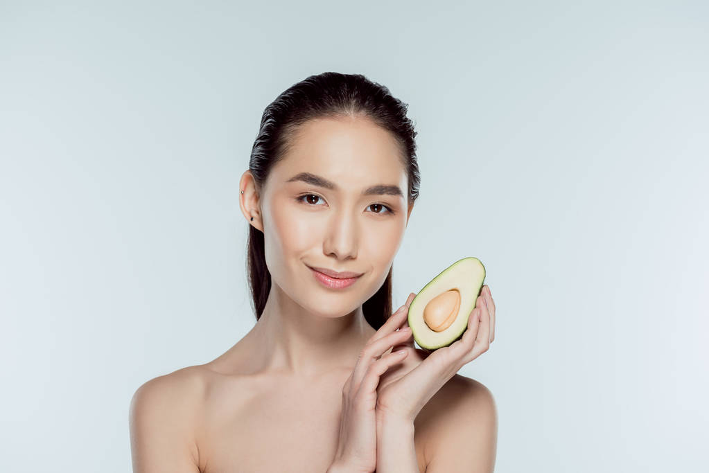 привлекательная азиатская девушка, позирующая с авокадо, изолированная на сером
 - Фото, изображение
