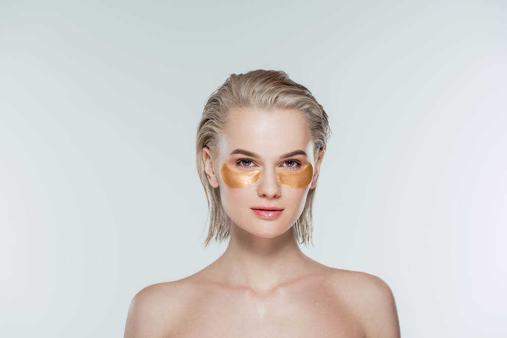mulher nua com manchas olho dourado, isolado em cinza
 - Foto, Imagem