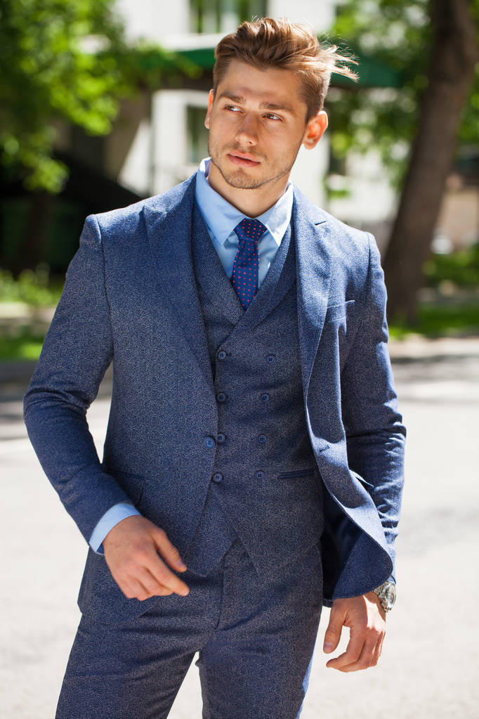 Portrét veselý podnikatel v modrém obleku, letní street venku - Fotografie, Obrázek