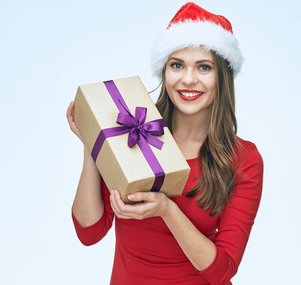 Mujer sonriente en Santa Sombrero sosteniendo caja de regalo
  - Foto, Imagen