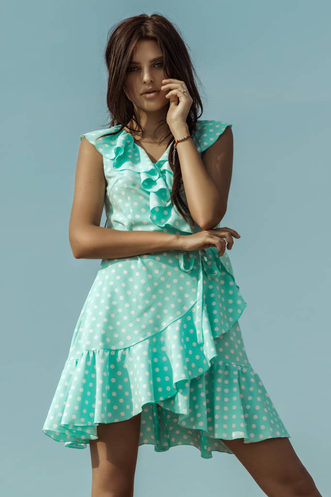 Güzel kız modeli esmer dağ ve tatlı bir elbise içinde kum yazı tipi - Fotoğraf, Görsel