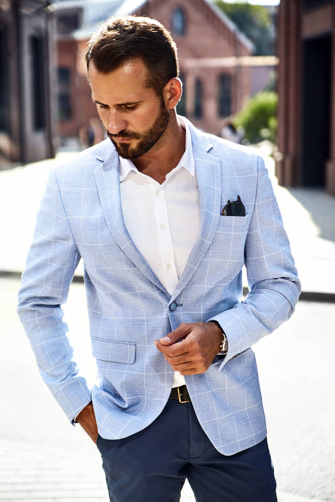 Retrato do modelo bonito sexy do homem de negócios da forma vestido no terno azul elegante que posa no fundo da rua. Metrosexual
 - Foto, Imagem