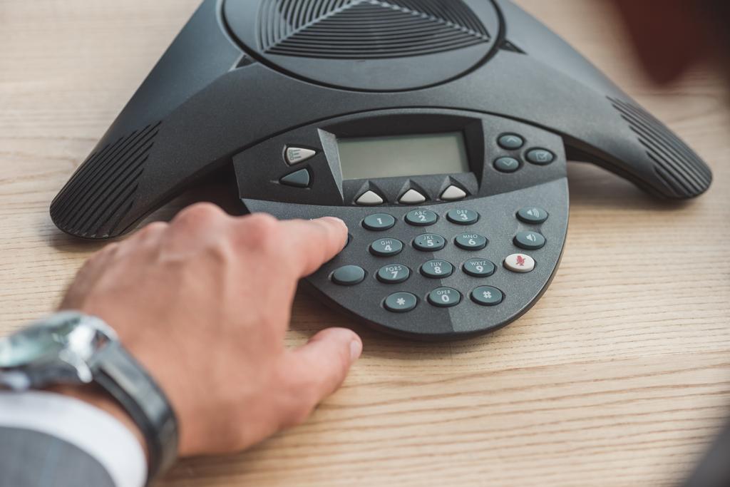 işadamı atış office masada konferans telefon şık kol saati iterek düğmesiyle kırpılmış - Fotoğraf, Görsel