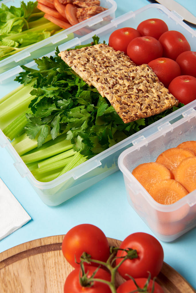 Nahaufnahme der gesunden Nahrungsmittelzusammensetzung auf blauem Hintergrund - Foto, Bild