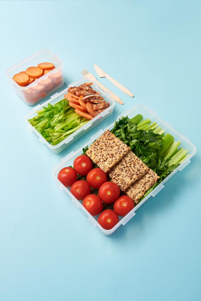 Zobacz rozmieszczenie pojemników na żywność ze świeżych warzyw, mięsa i ciasteczka tło z bliska - Zdjęcie, obraz