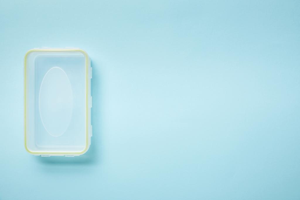 Draufsicht auf leere Lunchbox, isoliert auf blauem Grund - Foto, Bild