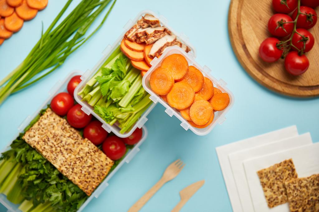 evőeszközök és egészséges élelmiszer összetételét elszigetelt kék lapos lay - Fotó, kép