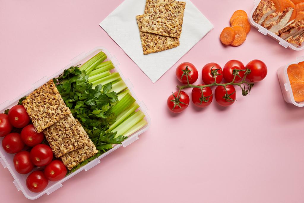 επίπεδη lay με υγιεινά τρόφιμα, τοποθετημένα σε δοχεία τροφίμων που απομονώνονται σε ροζ - Φωτογραφία, εικόνα