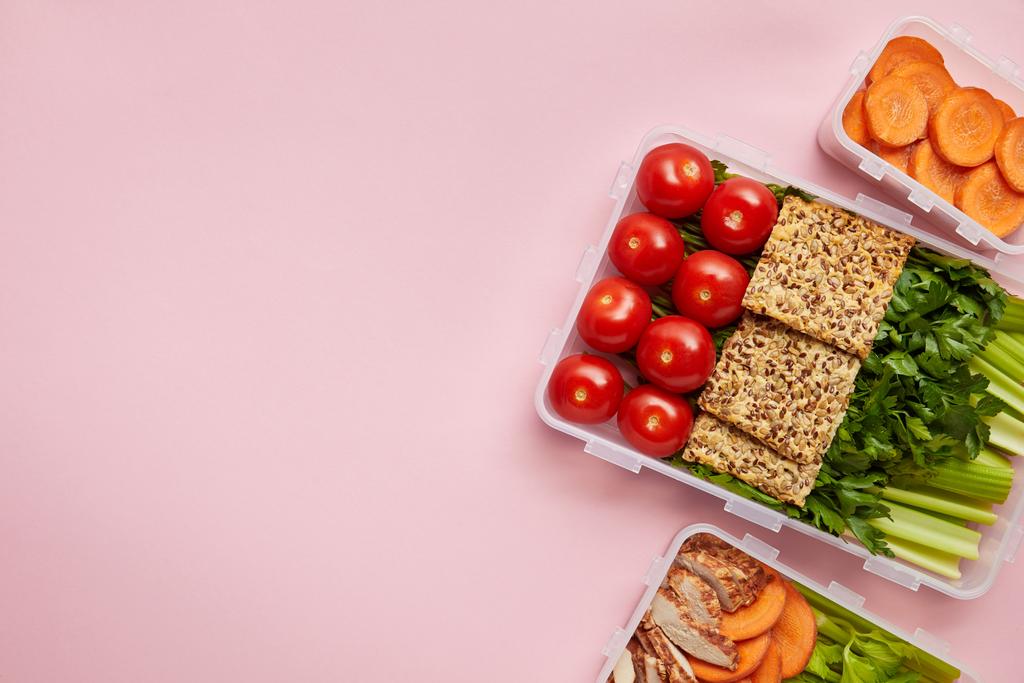 tendido plano con verduras frescas y galletas dispuestas en recipientes de alimentos aislados en rosa
 - Foto, Imagen