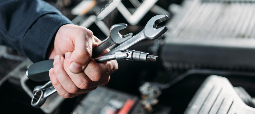 частичное представление инструментов и ключей для рабочих в руке
 - Фото, изображение