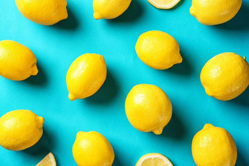 Flat lay composition with lemons on color background - Photo, Image