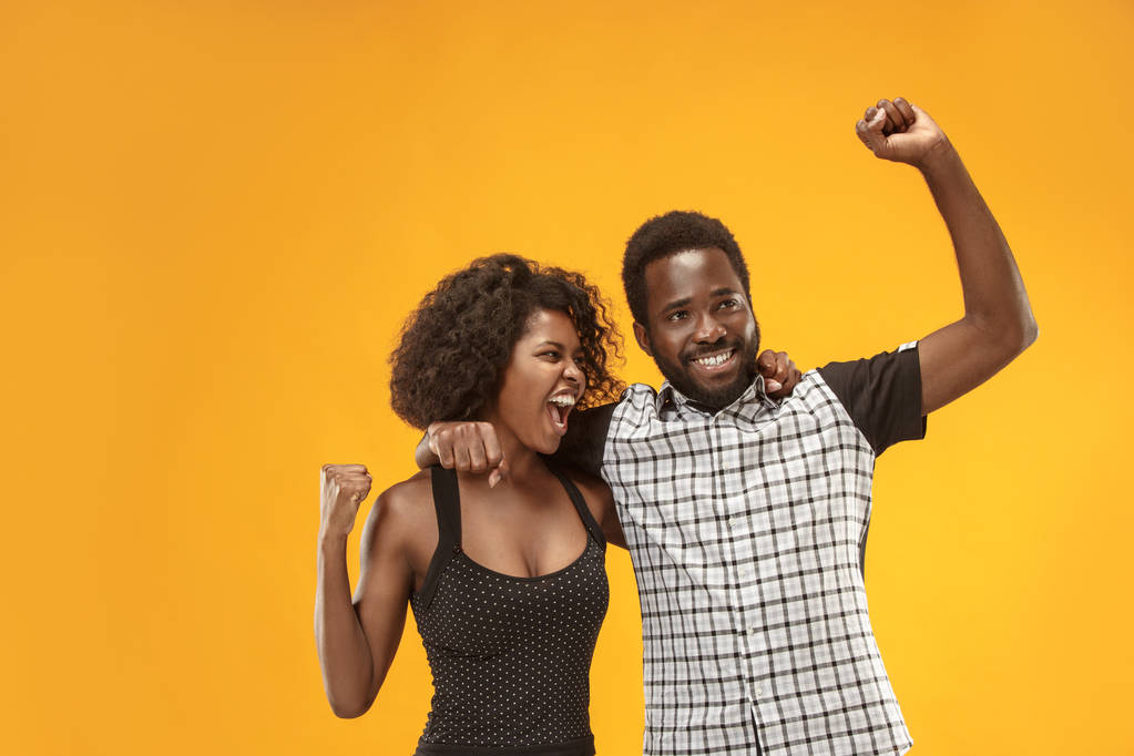 Ganar pareja de éxito celebrando ser un ganador. Imagen energética dinámica de los modelos afro
 - Foto, Imagen