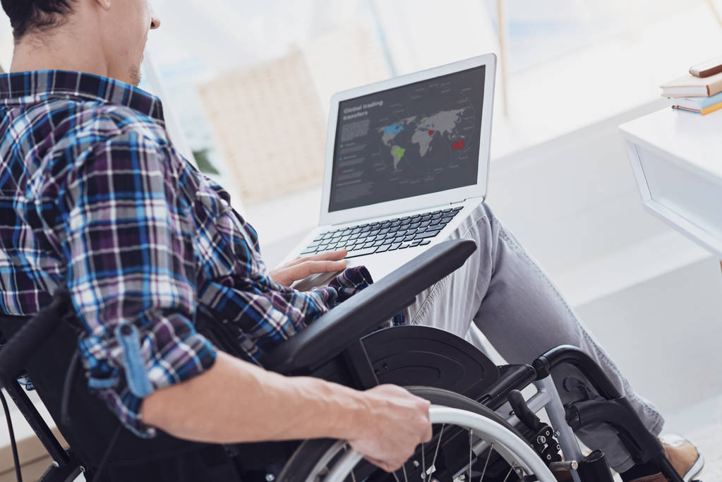 Концентрированный инвалид смотрит в компьютер
 - Фото, изображение