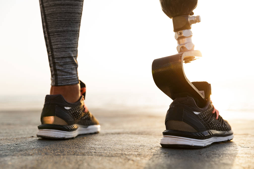 Vue arrière rapprochée de la femme athlète handicapée avec prothèse jambe debout en plein air à la plage
 - Photo, image