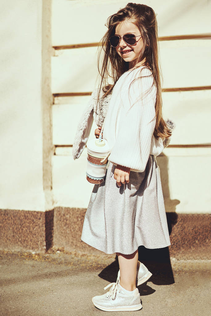 Mode portret van jong meisje dragen lange jurk, panty's en moderne sneakers schoenen - Foto, afbeelding