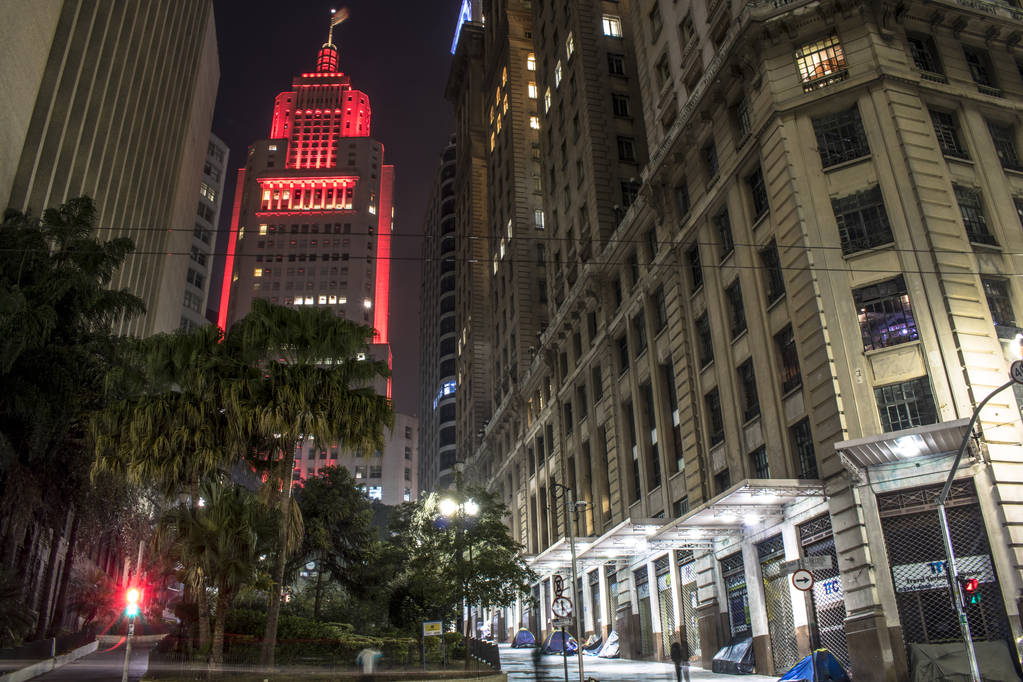Sao Paulo, Brazilië, 06 juli 2018: skyline in het centrum van Sao Paulo, met oude Banespa (Altino Arantes), Martinelli en Bank van Brazilië gebouwen, in de nacht. - Foto, afbeelding