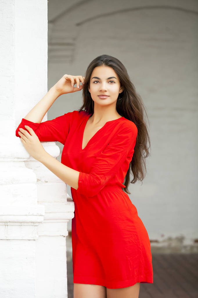 Portret close up van jonge mooie vrouw in rode jurk - Foto, afbeelding