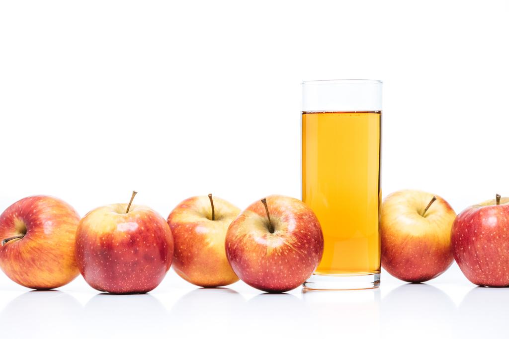 Nahaufnahme von Glas Apfelsaft und frischen Äpfeln isoliert auf weiß - Foto, Bild
