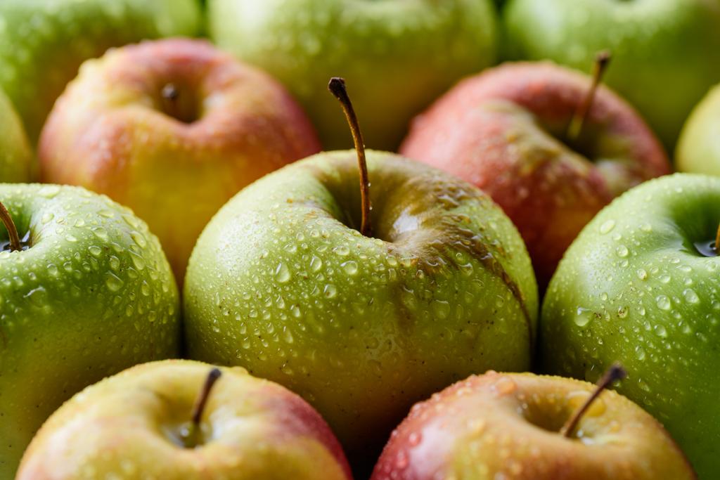 lähikuva vesipisaroita tuoreita omenoita taustalla
 - Valokuva, kuva
