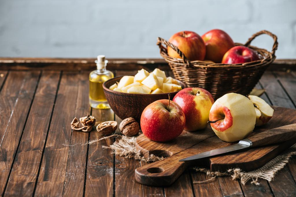 zár megjelöl kilátás üveg gyümölcslé, friss alma, vágódeszka, a mogyoró és a kést a fa felülettel - Fotó, kép