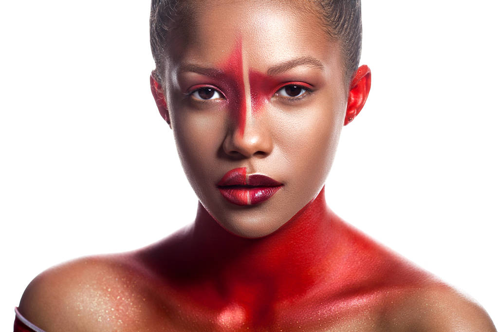 Mladá dívka tmavé pleti s abstraktní asymetrické červený make-up. Portrét krása detail - Fotografie, Obrázek