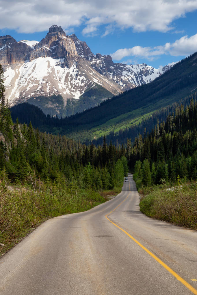Estrada panorâmica nas Montanhas Rochosas Canadenses durante um vibrante dia de verão ensolarado. Tomado no Parque Nacional Yoho, Colúmbia Britânica, Canadá
. - Foto, Imagem