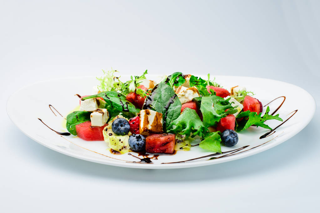 κλασική ιταλική καλοκαίρι νόστιμη φρέσκια σαλάτα με καρπούζι, ch - Φωτογραφία, εικόνα