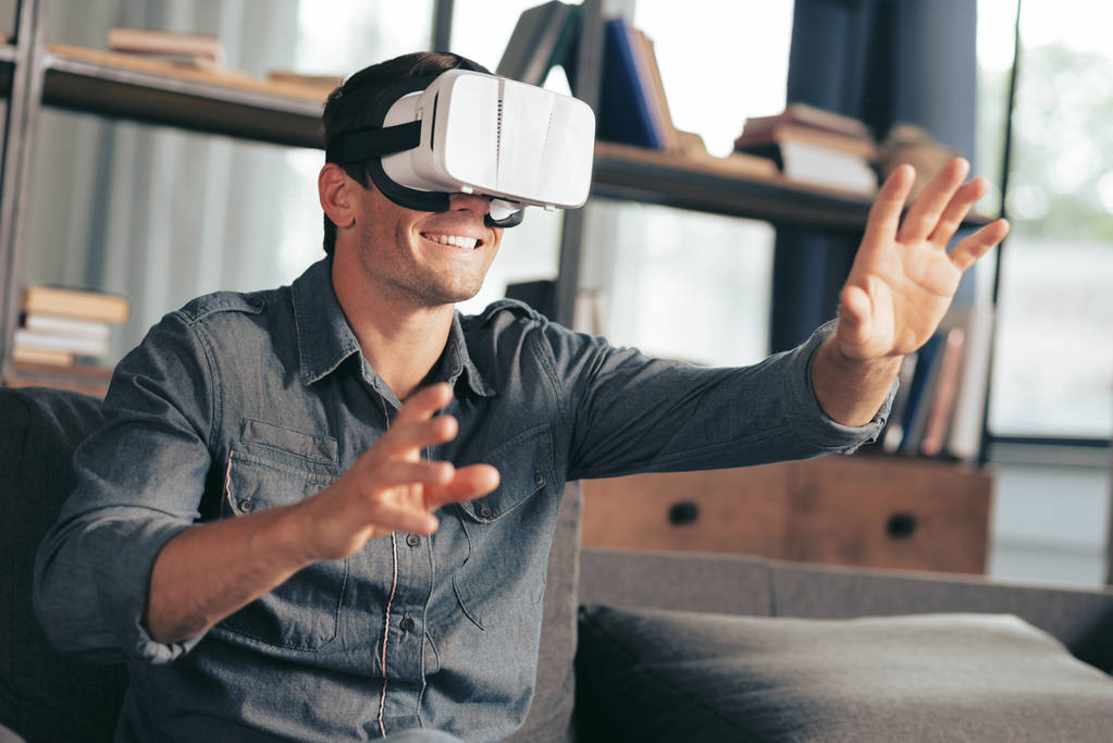 Vrolijke positieve man testen van virtuele realiteit - Foto, afbeelding