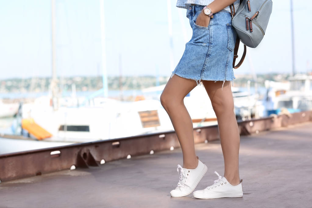 Fiatal csípő nő jean szoknya Pier - Fotó, kép