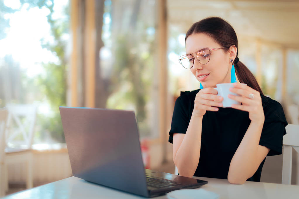 Freelance vrouw werken Online te typen op de Laptop in een Restaurant - Foto, afbeelding