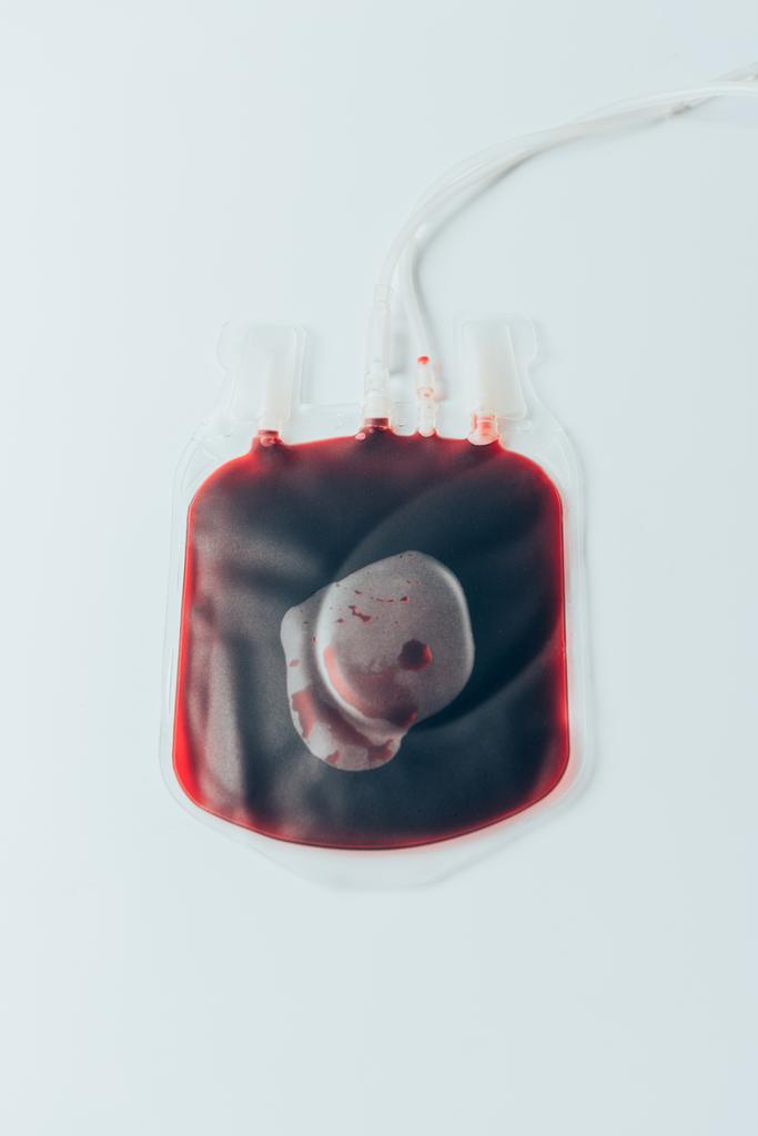 vista dall'alto del sacchetto di plastica con sangue per trasfusione su tavolo bianco
 - Foto, immagini