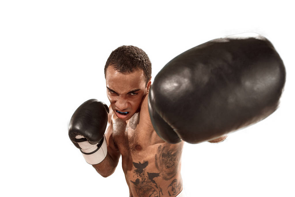 Hombre deportivo durante el ejercicio de boxeo. Foto de boxeador sobre fondo blanco
 - Foto, imagen