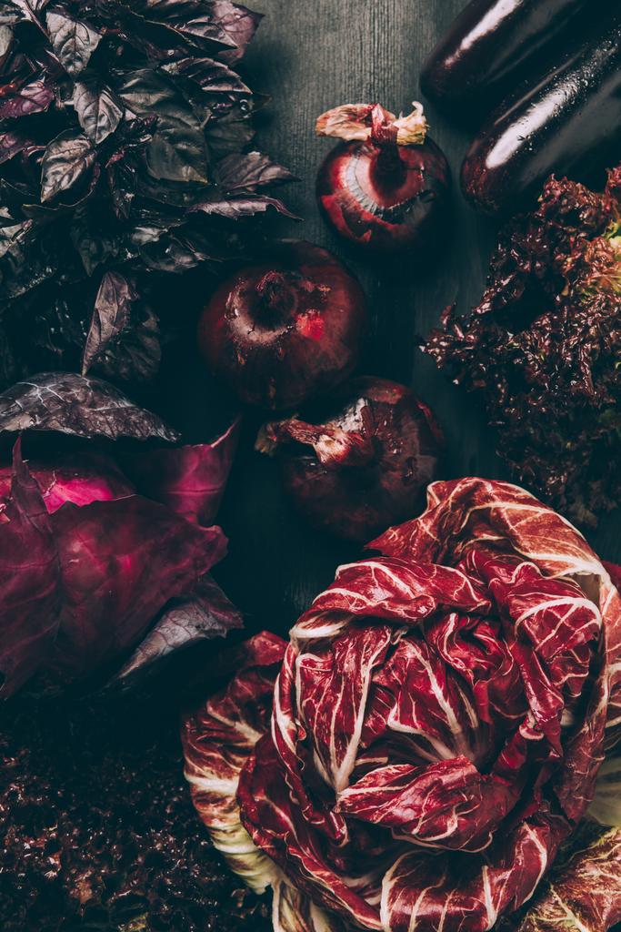 το Top view κόκκινο λάχανο, σαλάτα και κρεμμύδια σε γκρι σκούρο πίνακα - Φωτογραφία, εικόνα