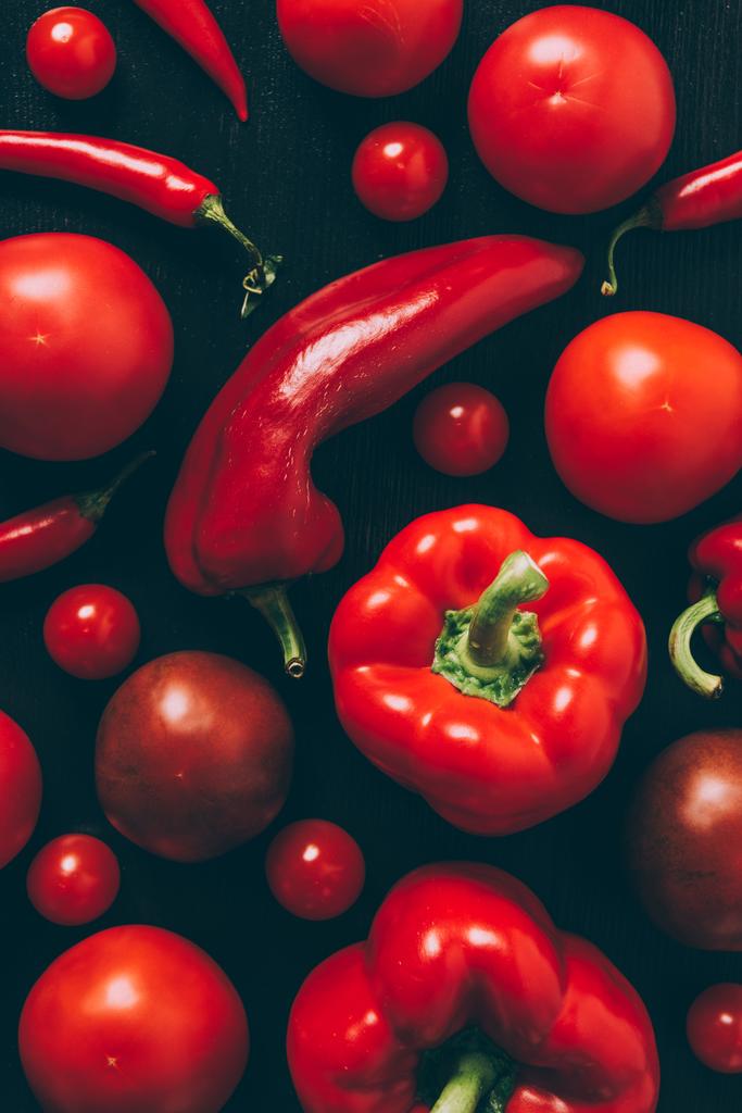 vista superior de tomates vermelhos, pimentas e pimentas na mesa
 - Foto, Imagem